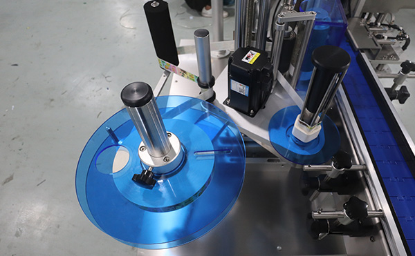 高速雙側(cè)面貼標機,雙側(cè)面貼標機,側(cè)面貼標機