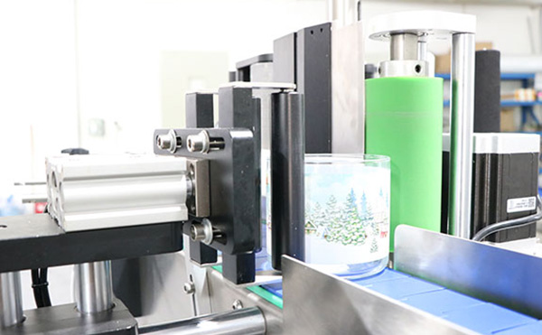 在現(xiàn)代生產(chǎn)線上，全自動(dòng)圓瓶貼標(biāo)機(jī)因其高效、精準(zhǔn)的性能，成為眾多企業(yè)的首選。今天，就讓我們用一分鐘的時(shí)間，快速了解這款設(shè)備的適用范圍和操作流程。