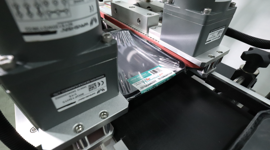 全自動(dòng)轉(zhuǎn)角貼標(biāo)機(jī),轉(zhuǎn)角貼標(biāo)機(jī),貼標(biāo)機(jī)廠家,佼佼者自動(dòng)化