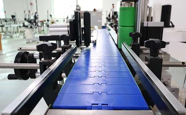 全自動(dòng)臥式圓瓶貼標(biāo)機(jī),臥式圓瓶貼標(biāo)機(jī),貼標(biāo)機(jī)生產(chǎn)廠家